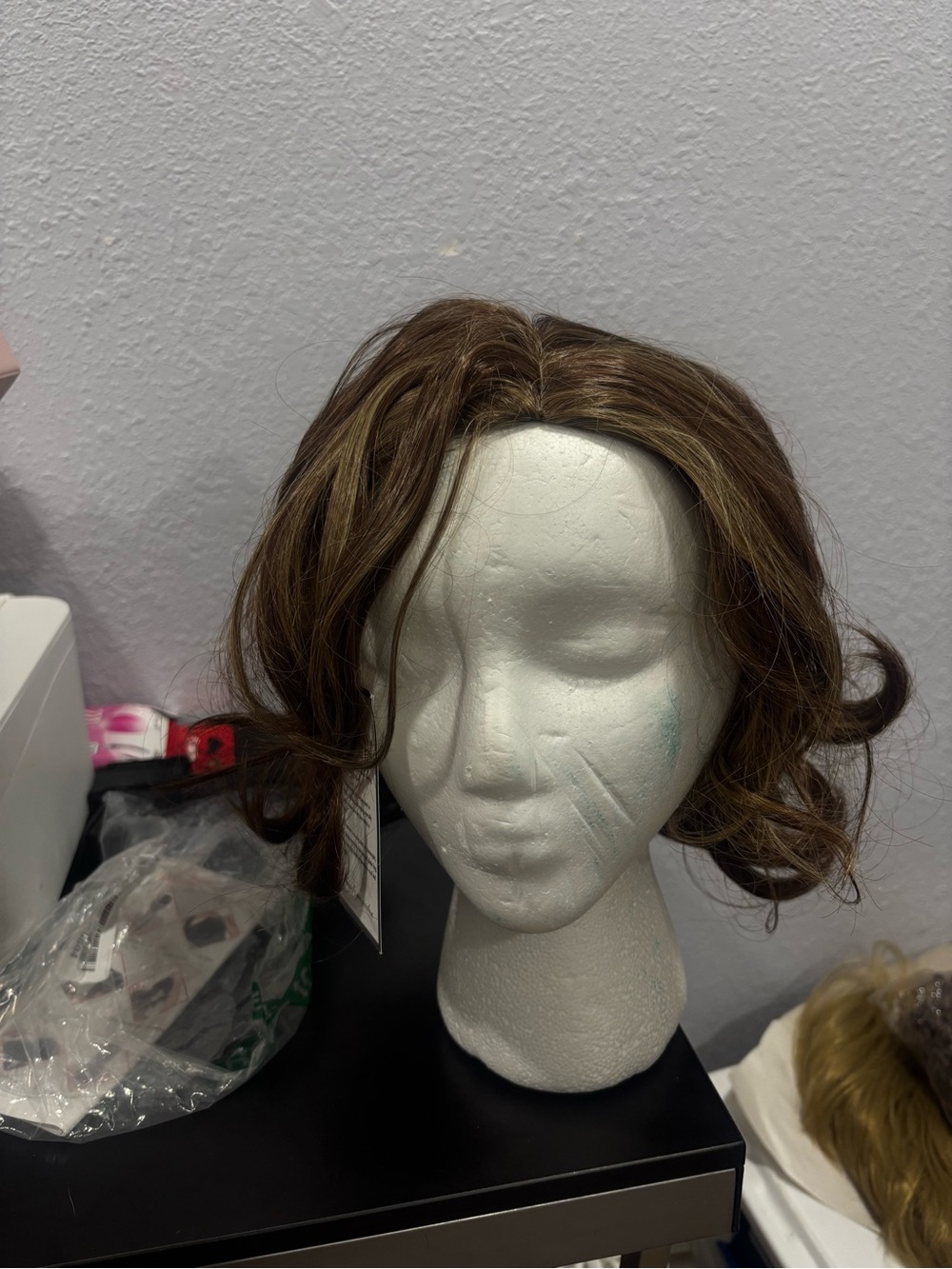 Stylish Short highlights Wig for Women - Natural Look